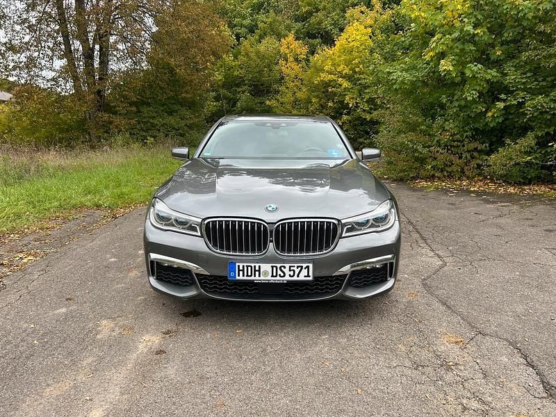 Grau Gebraucht 2017 BMW 740 Limousine | 24.800 € - Bild 1/4