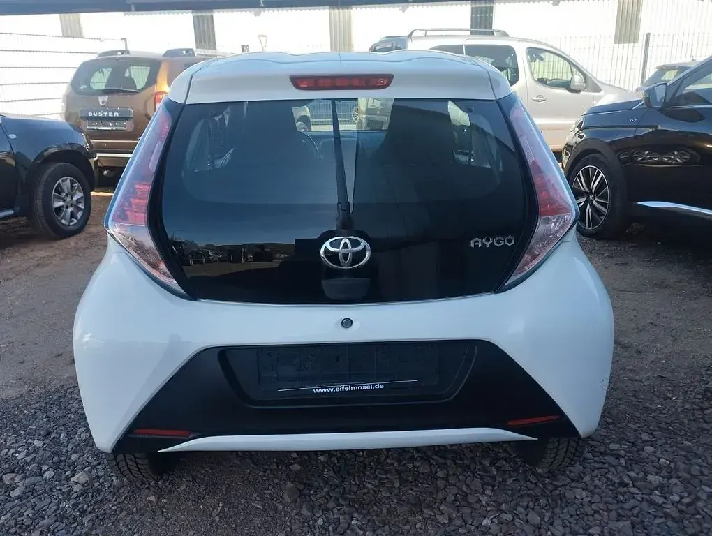 Gebraucht Toyota Aygo 69 PS (50 kW) 2016 Weiß Kleinwagen