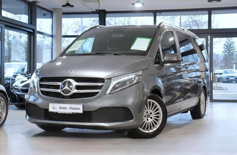Grau Gebraucht 2021 Mercedes V220 Sport Van / Kleinbus | 41.700 € (Etwas zu teuer) - Bild 1/3