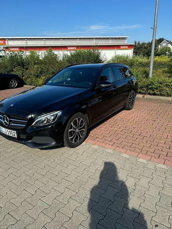 Schwarz Gebraucht 2016 Mercedes 220 Kombi | 12.000 € - Bild 1/4