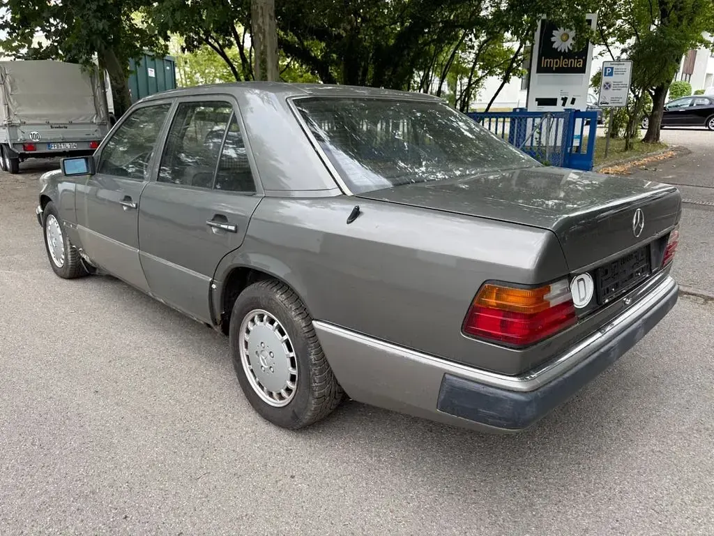 Gebraucht Mercedes E230 132 PS (97 kW) 1991 Grau Limousine