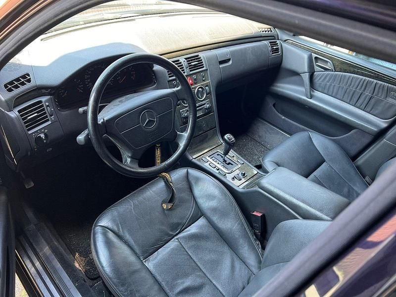 Gebraucht Mercedes E280 Avantgarde 193 PS (141 kW) 1997 Violet Limousine