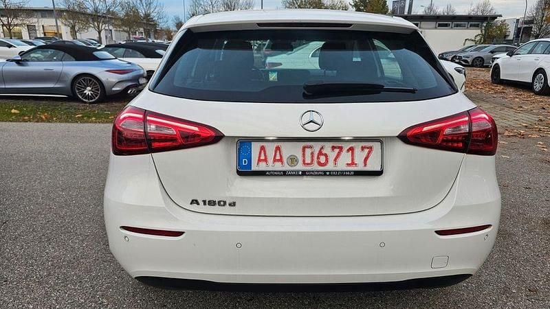 Gebraucht Mercedes A180 116 PS (85 kW) 2022 Weiß Limousine
