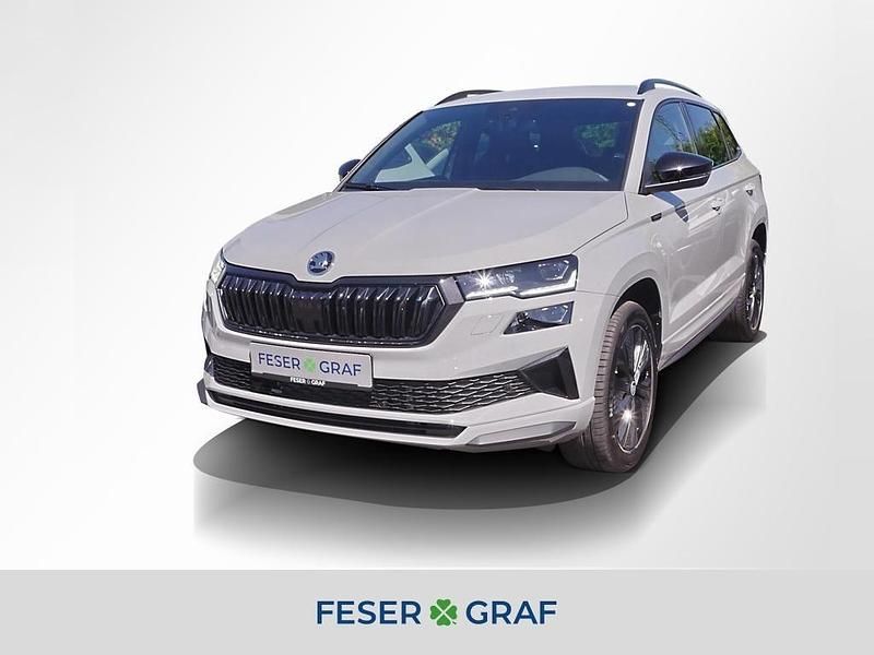 Stahlgrau Neu 2025 Skoda Karoq SportLine SUV | 40.590 € (Fairer Preis) - Bild 1/4