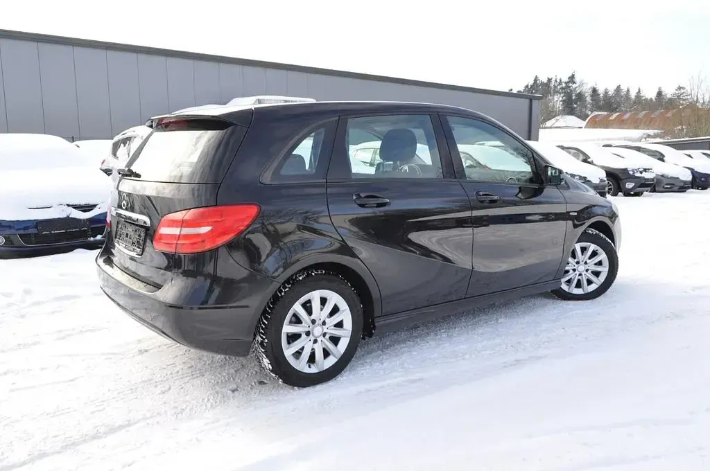 Gebraucht Mercedes B180 122 PS (89 kW) 2012 Schwarz Kleinwagen