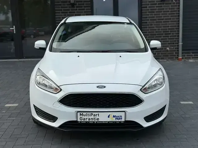 Używany Ford Focus Trend 101 KM (74 kW) 2018 Biały Sedan/Limuzyna