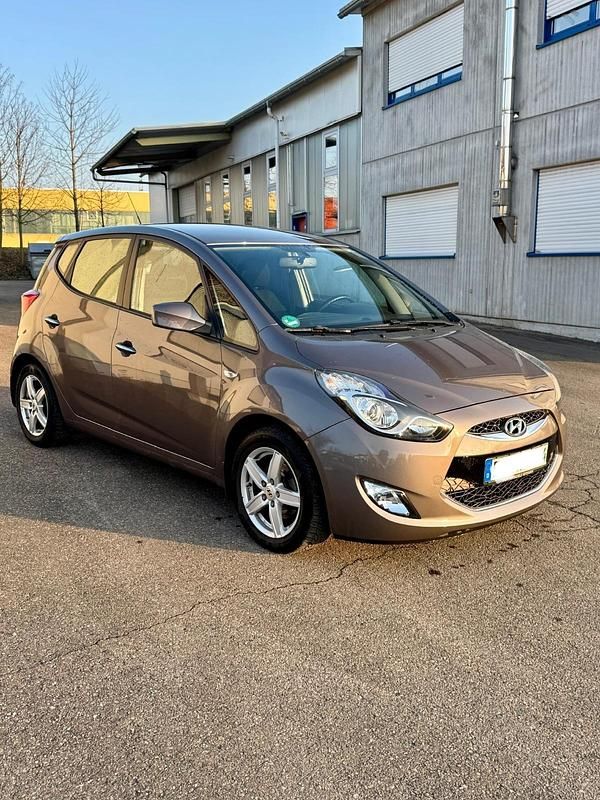 Braun Gebraucht 2011 Hyundai ix20 Comfort Van / Kleinbus | 6.299 € (Fairer Preis) - Bild 1/4