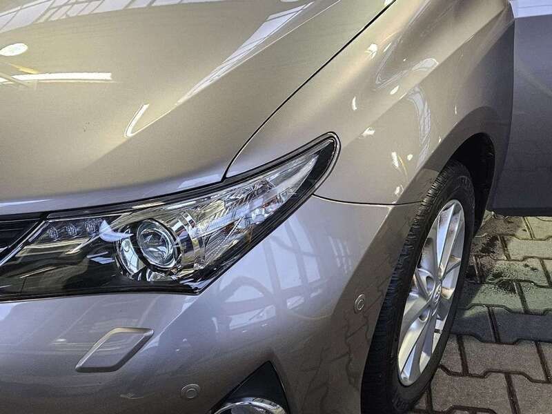 Beige Gebraucht 2013 Toyota Auris Edition Limousine | 9.500 € (Fairer Preis) - Bild 1/4