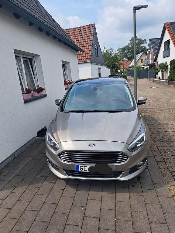 Grau Gebraucht 2017 Ford S-MAX Titanium Van / Kleinbus | 14.500 € (Superpreis) - Bild 1/4