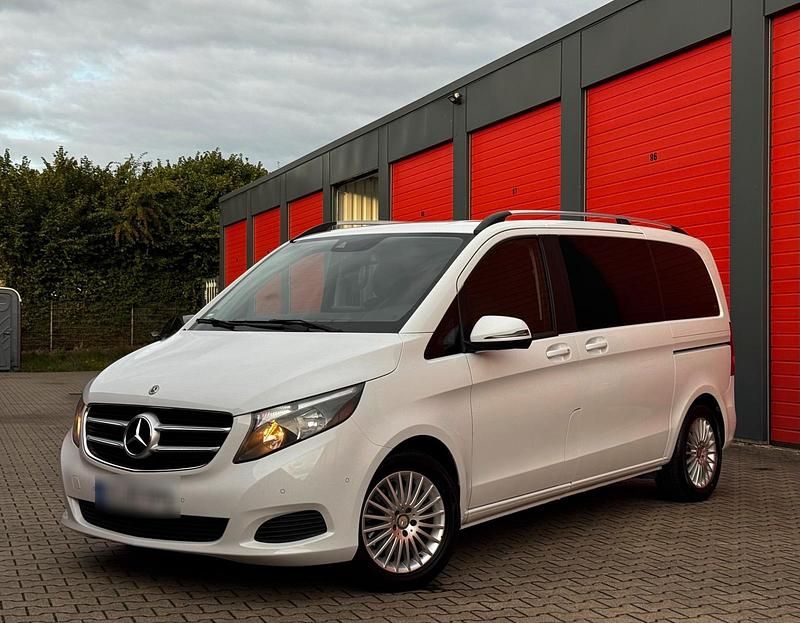 Weiß Gebraucht 2017 Mercedes V220 Van / Kleinbus | 26.500 € (Guter Preis) - Bild 1/4