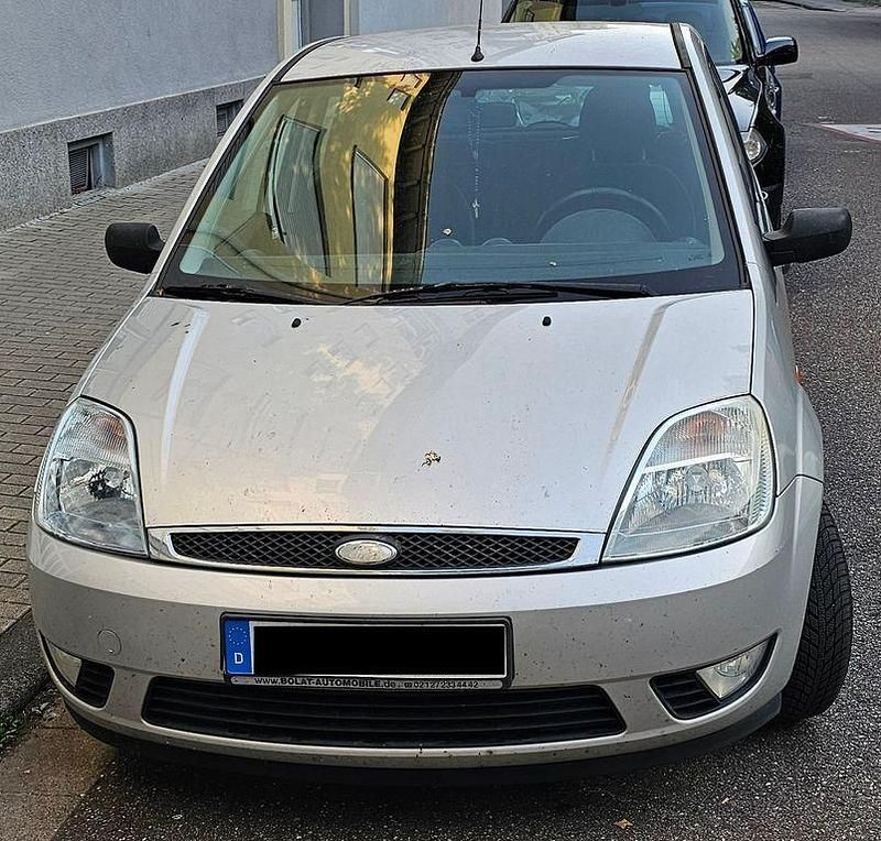 Silber Gebraucht 2004 Ford Fiesta Ghia Kleinwagen | 600 € (Guter Preis) - Bild 1/4