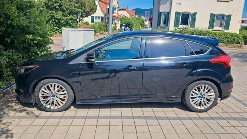 Schwarz Gebraucht 2015 Ford Focus Sport Limousine | 5.955 € (Superpreis) - Bild 1/4