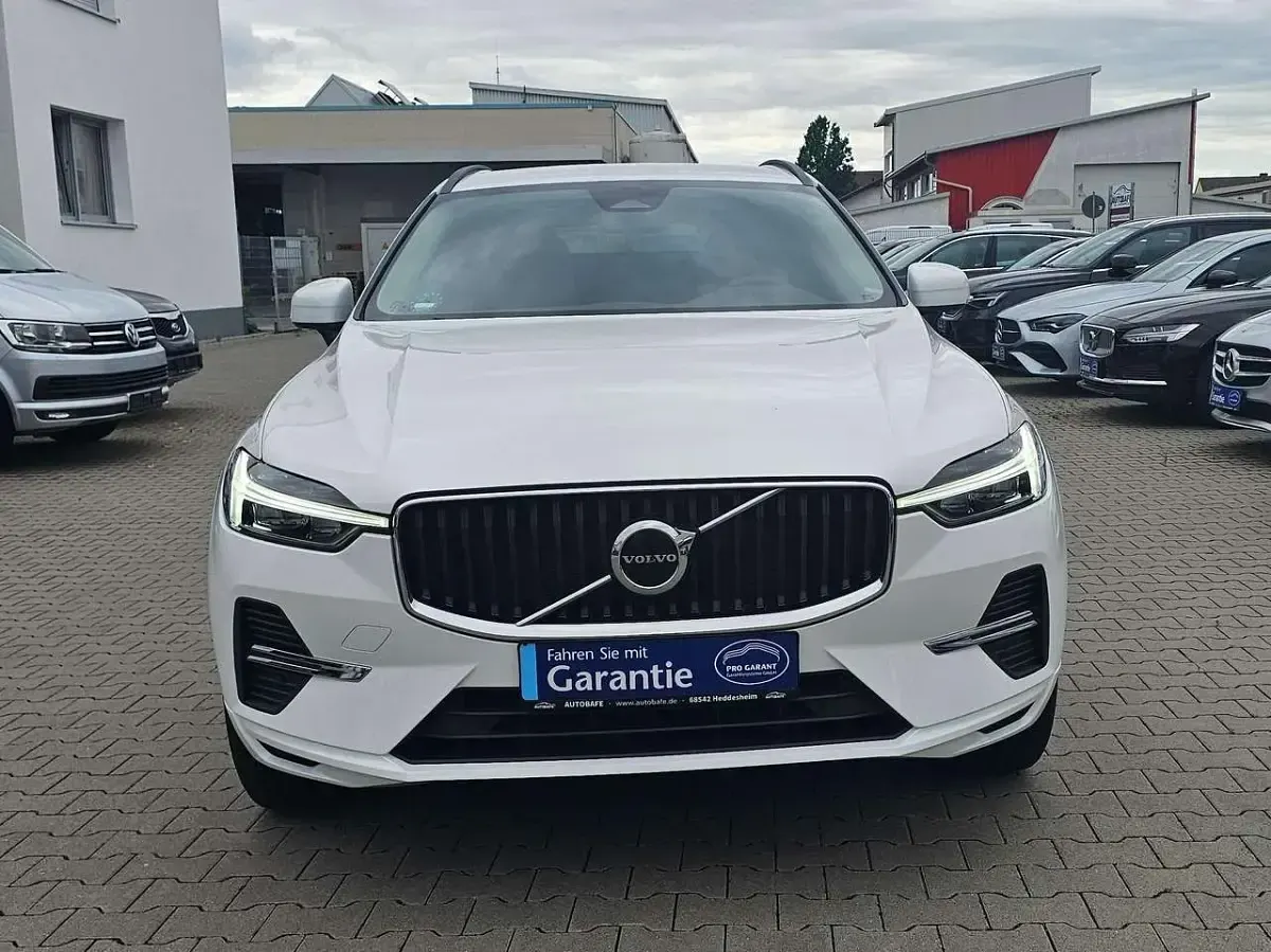 Gebraucht Volvo XC60 Core 197 PS (144 kW) 2023 Crystal white / metallic SUV