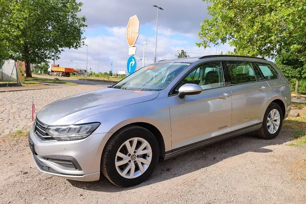 Gebraucht VW Passat Basis 150 PS (110 kW) 2022 Silber Kombi