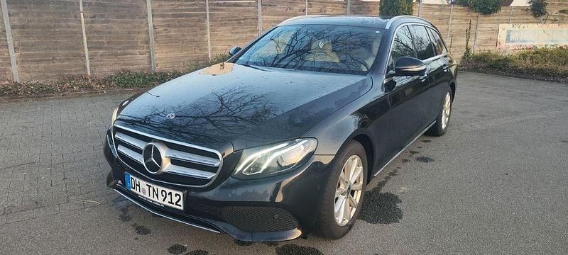 Gebraucht Mercedes E220 194 PS (142 kW) 2017 Schwarz Limousine