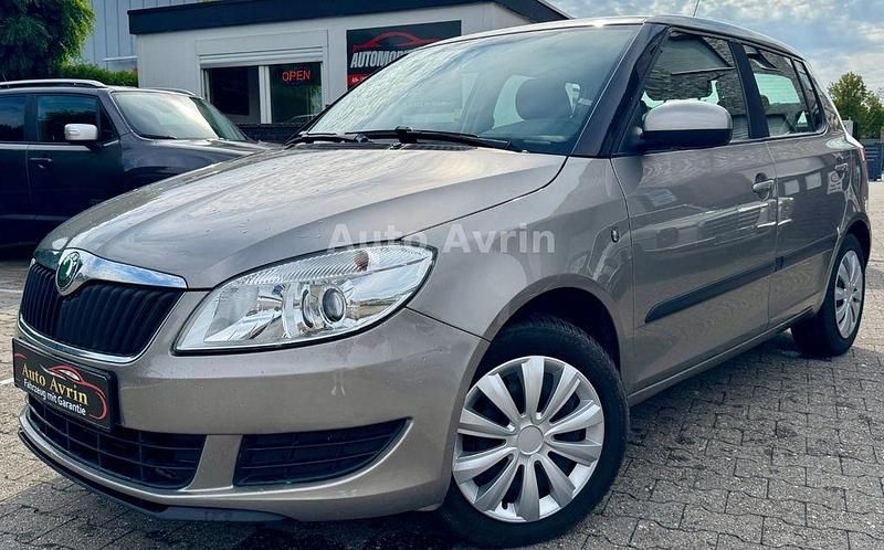 Beige Gebraucht 2011 Skoda Fabia Ambiente Limousine | 6.999 € (Fairer Preis) - Bild 1/4