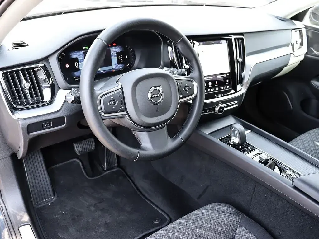 Gebraucht Volvo V60 Core 163 PS (119 kW) 2024 Denim blue Kombi