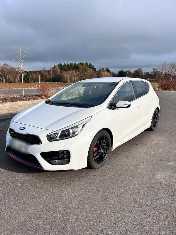 Weiß Gebraucht 2013 Kia Ceed GT GT Limousine | 13.700 € (Teuer) - Bild 1/4