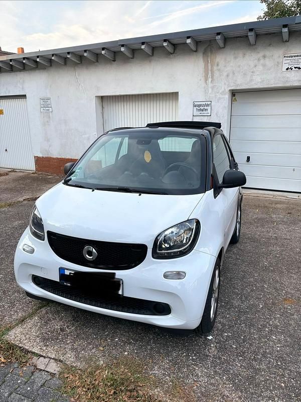 Weiß Gebraucht 2017 Smart ForTwo Cabrio Prime Cabrio | 10.250 € (Fairer Preis) - Bild 1/4