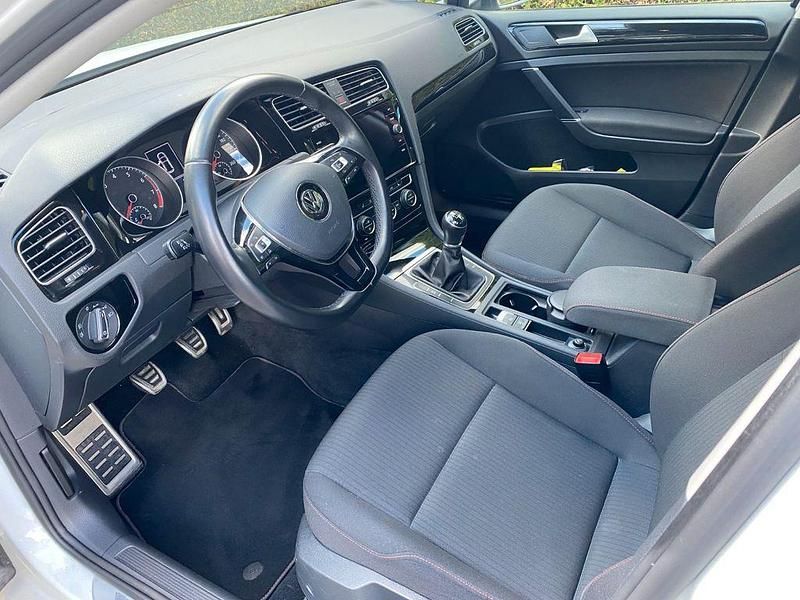 Weiß Gebraucht 2017 VW Golf Sound Limousine | 11.200 € (Guter Preis) - Bild 1/4