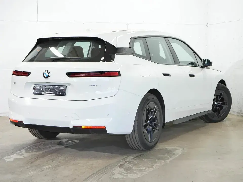 Gebraucht BMW iX 300 kW (408 PS) 2025 Alpinweiß SUV