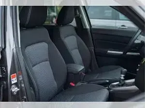 Neu Suzuki Vitara Comfort 129 PS (94 kW) 2025 Rot (bright red / cosmic black pearl metallic) SUV