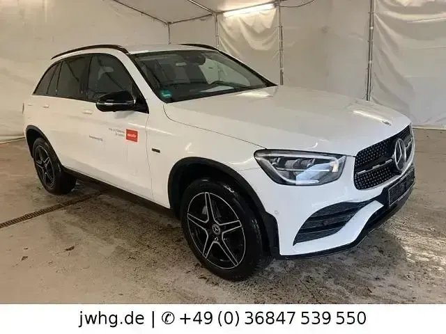 Gebraucht Mercedes GLC300e AMG line 320 PS (235 kW) 2021 Polarweiss SUV