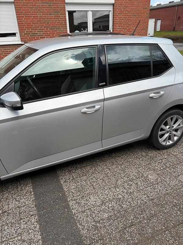 Gebraucht Skoda Fabia Joy 60 PS (44 kW) 2016 Silber Kleinwagen