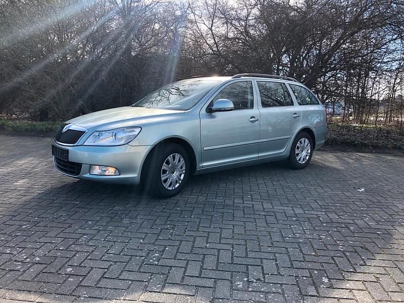 Andere außenfarben Gebraucht 2011 Skoda Octavia Kombi | 5.300 € (Fairer Preis) - Bild 1/4