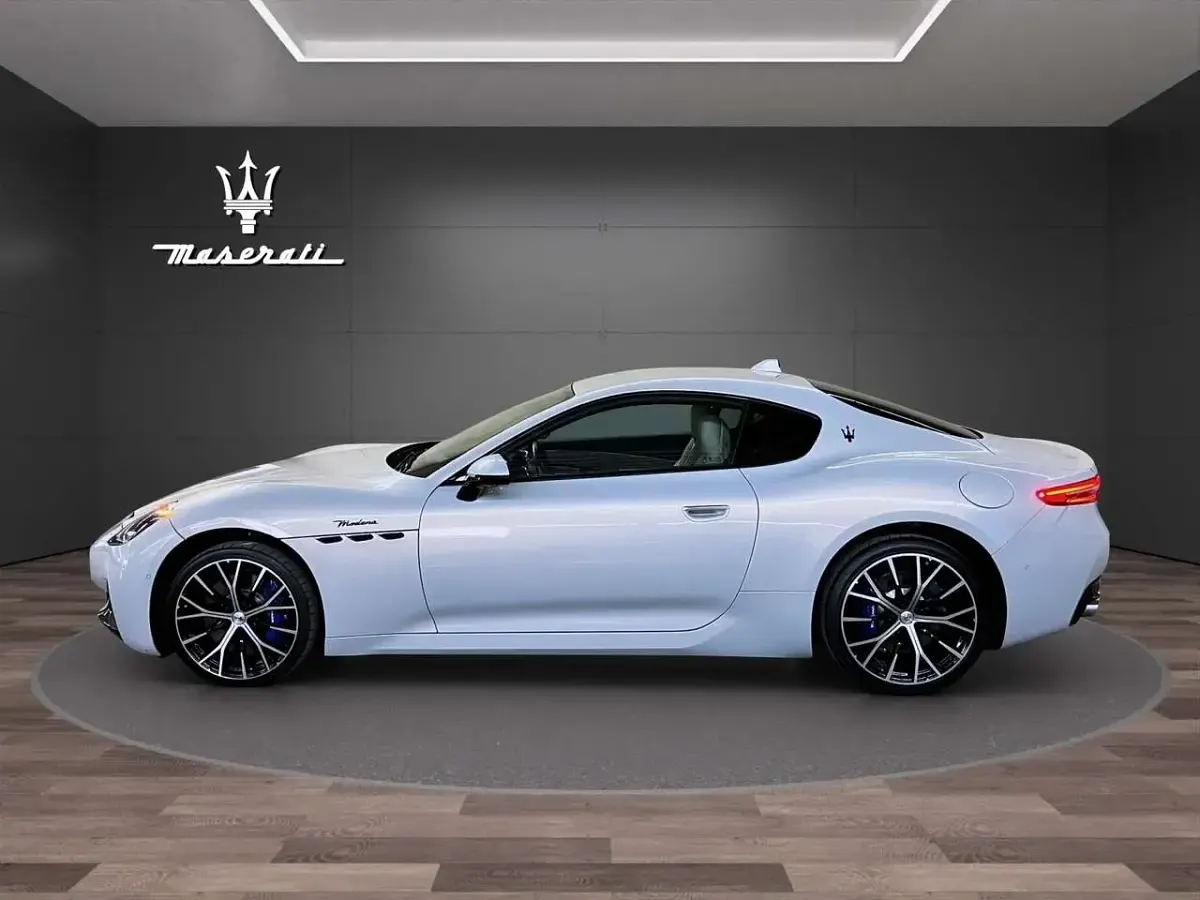 Gebraucht Maserati Granturismo 489 PS (359 kW) 2024 Grigio cangiante Coupé