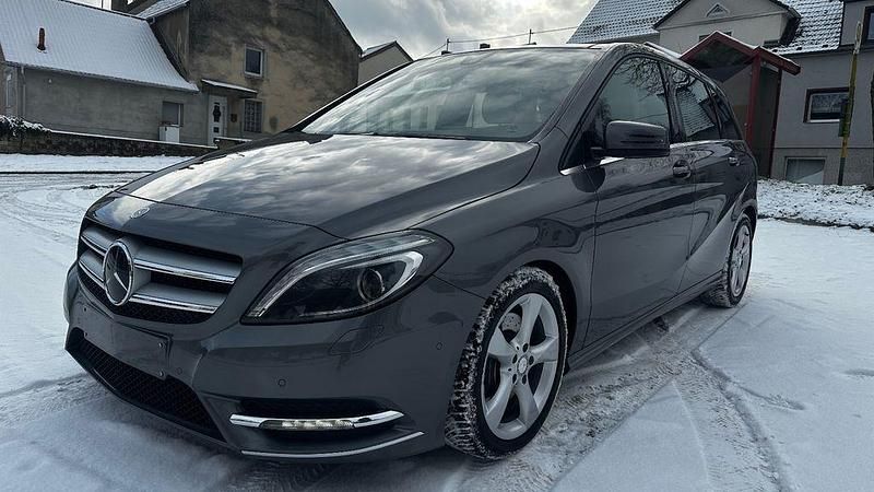 Grau Gebraucht 2013 Mercedes B220 Van / Kleinbus | 14.600 € (Teuer) - Bild 1/4