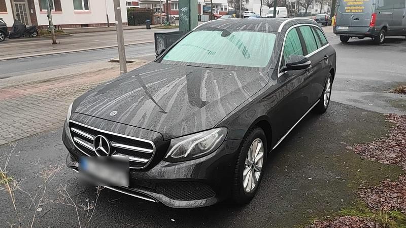 Schwarz Gebraucht 2019 Mercedes E220 Avantgarde Kombi | 27.900 € (Superpreis) - Bild 1/4