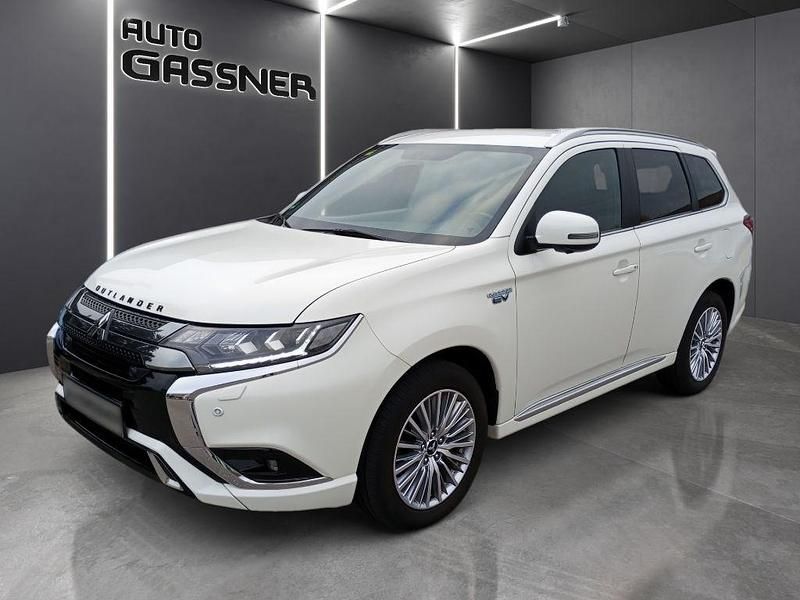 Weiß Gebraucht 2020 Mitsubishi Outlander P-HEV Spirit SUV | 20.990 € (Fairer Preis) - Bild 1/4