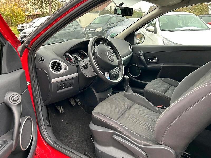 Gebraucht Renault Clio II Dynamique 75 PS (55 kW) 2009 Rot Limousine