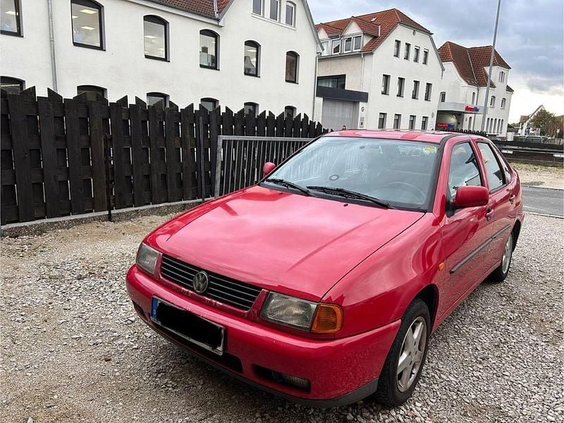 Rot Gebraucht 1996 VW Polo Classicline Limousine | 990 € (Superpreis) - Bild 1/4