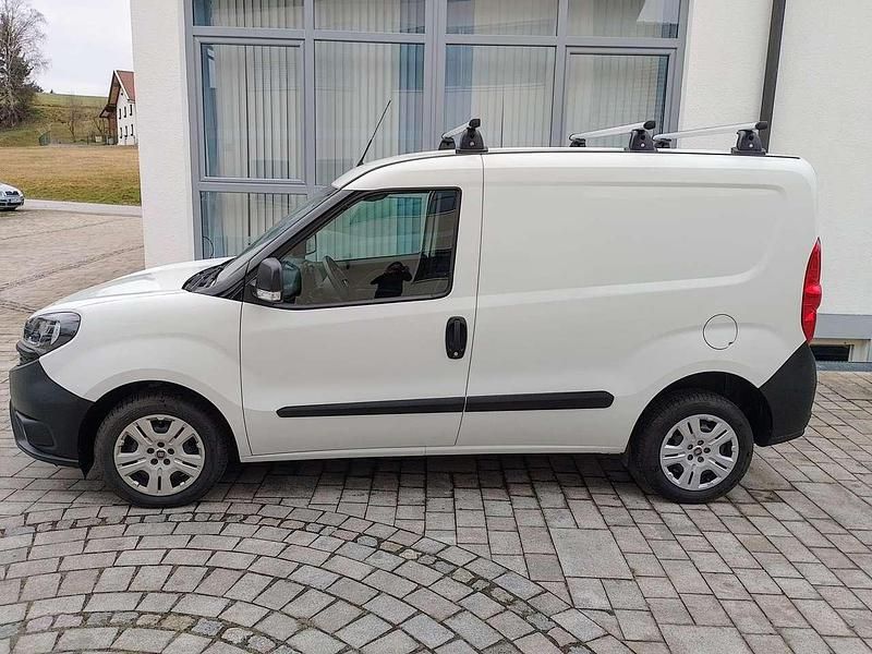Gebraucht Fiat Doblò 101 PS (74 kW) 2022 Colore esterno (weiß) Van / Kleinbus