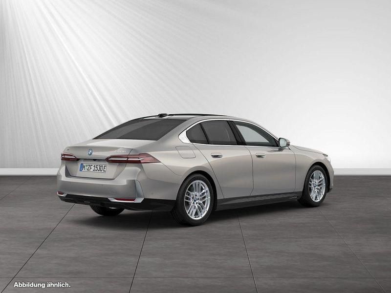 Gebraucht BMW 550e 489 PS (359 kW) 2024 Oxidgrau metallic Limousine