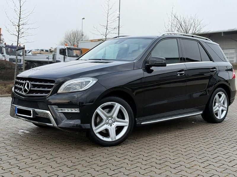 Obsidianschwarz metalliclack Gebraucht 2015 Mercedes ML350 AMG line SUV | 20.900 € (Fairer Preis) - Bild 1/4