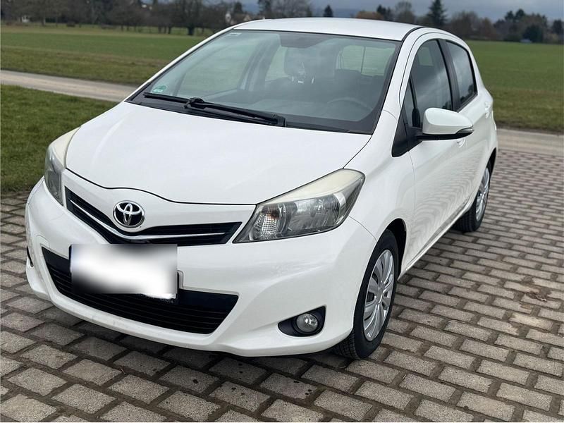 Gebraucht Toyota Yaris 99 PS (72 kW) 2013 Weiß Kleinwagen