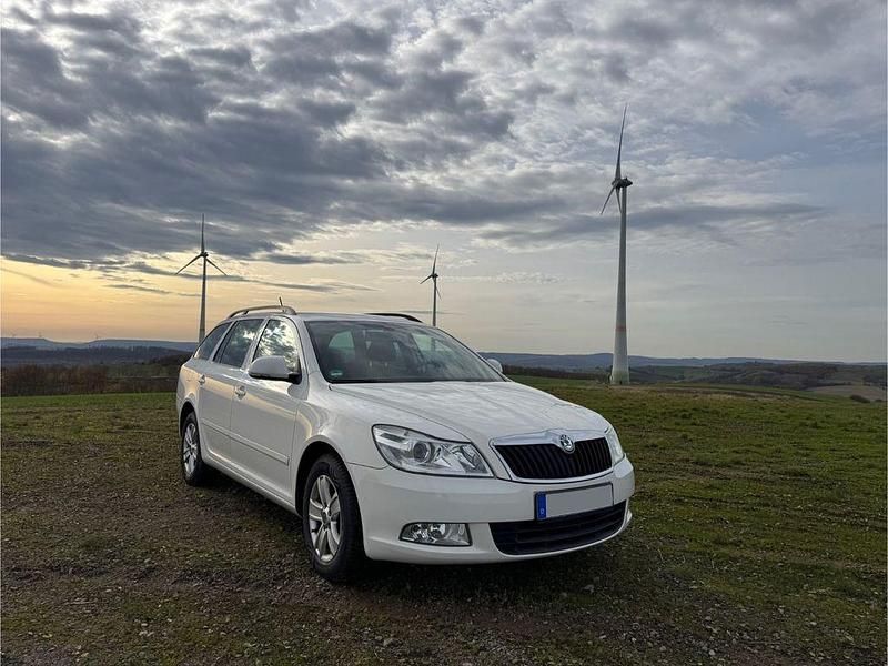 Weiß Gebraucht 2012 Skoda Octavia Family Kombi | 5.800 € (Etwas zu teuer) - Bild 1/4