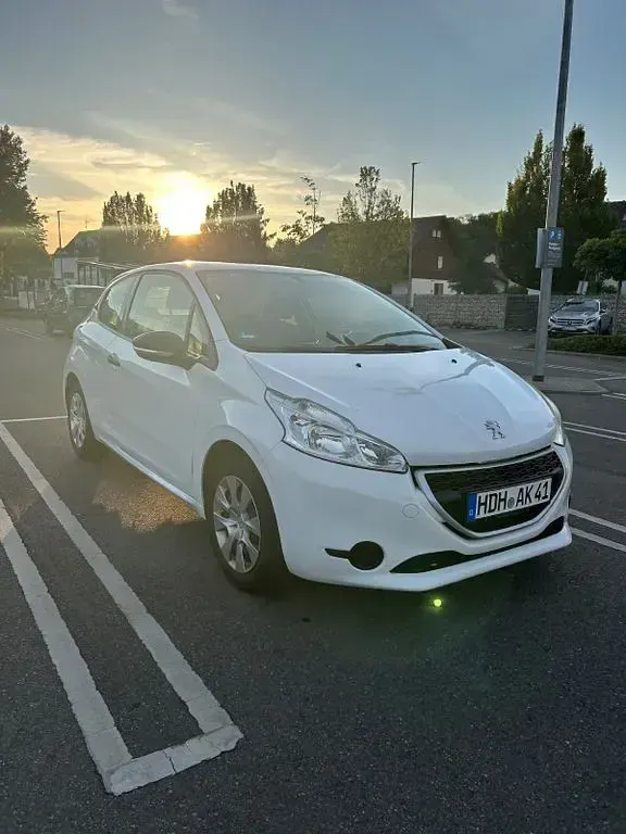 Gebraucht Peugeot 208 Access 68 PS (50 kW) 2013 Weiß Kleinwagen