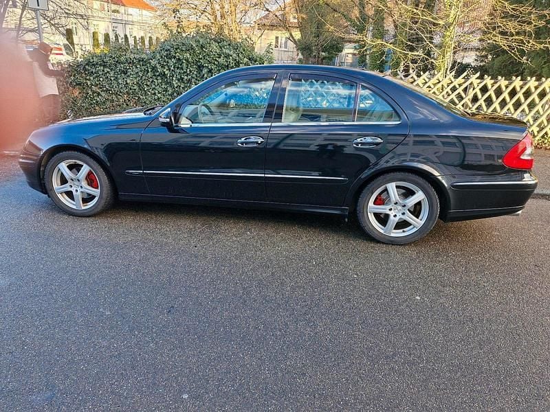 Schwarz Gebraucht 2008 Mercedes E230 Limousine | 9.850 € (Guter Preis) - Bild 1/4