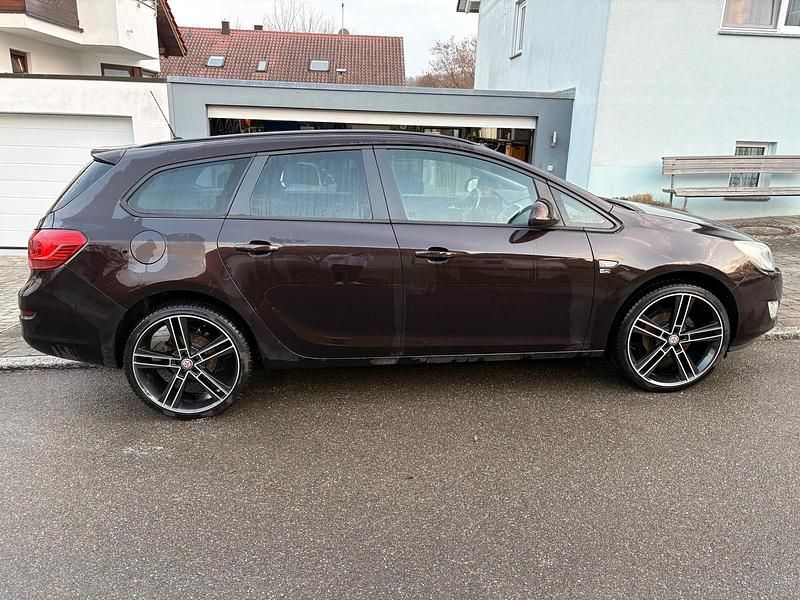Gebraucht Opel Astra 140 PS (102 kW) 2012 Braun Kombi