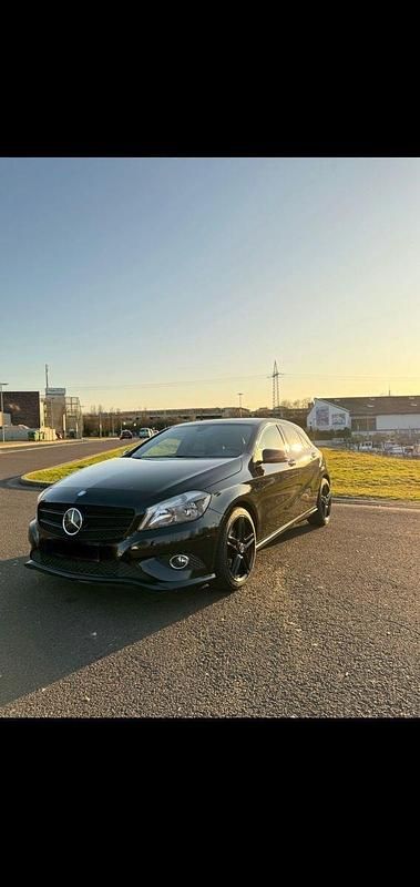 Schwarz Gebraucht 2012 Mercedes A180 Urban Kombi | 10.200 € (Fairer Preis) - Bild 1/4