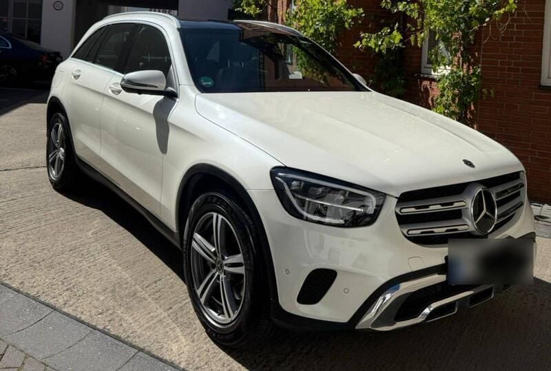 Weiß Gebraucht 2020 Mercedes GLC300 AMG line SUV | 42.000 € (Etwas zu teuer) - Bild 1/4