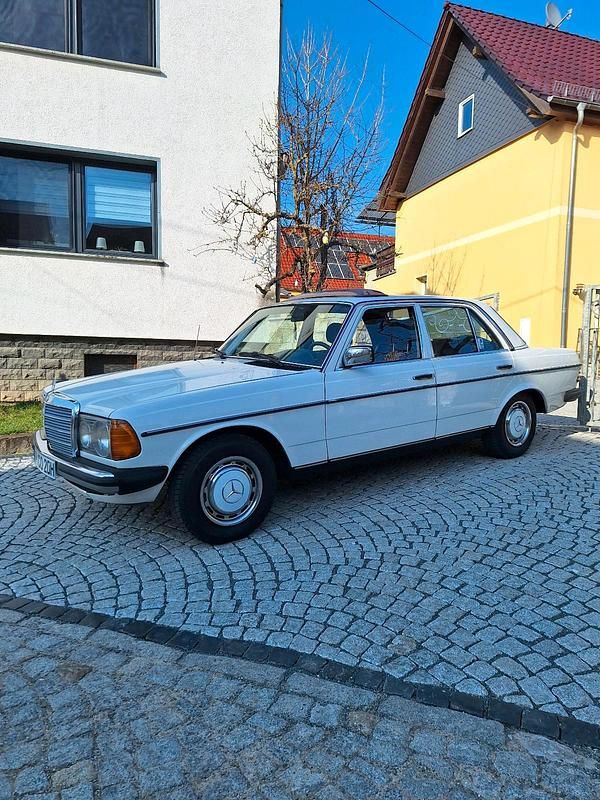 Gebraucht Mercedes 200 60 PS (44 kW) 1982 Weiß Limousine