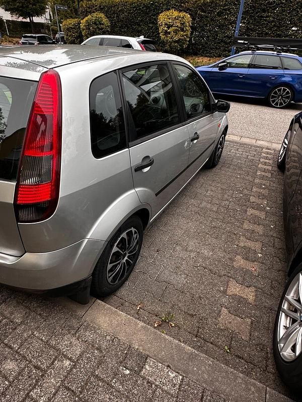 Gebraucht Ford Fiesta 70 PS (51 kW) 2004 Silber Kleinwagen