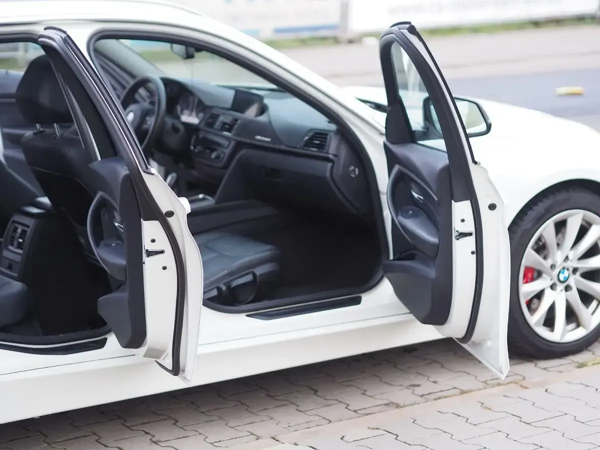 Używany BMW 330 M Performance 286 KM (210 kW) 2013 Biały Kombi