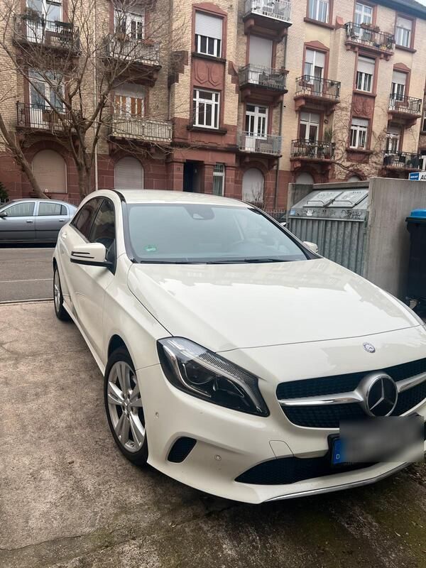 Weiß Gebraucht 2015 Mercedes A200 Limousine | 14.400 € (Fairer Preis) - Bild 1/4
