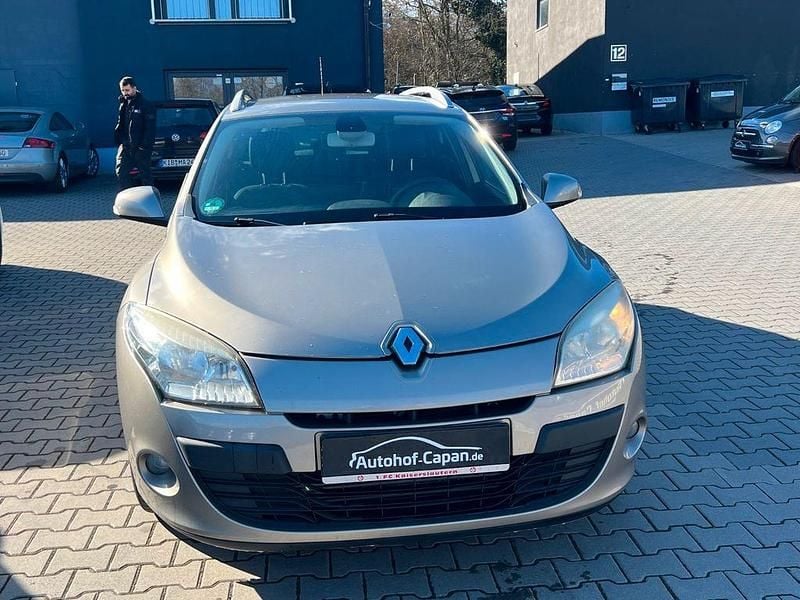 Gebraucht Renault Mégane III Dynamique 106 PS (77 kW) 2010 Gold Limousine